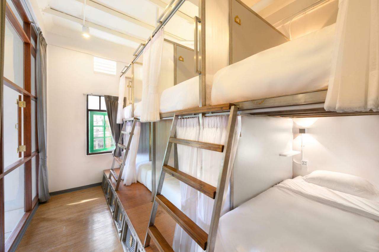Rest Is More Hostel Банкок Екстериор снимка