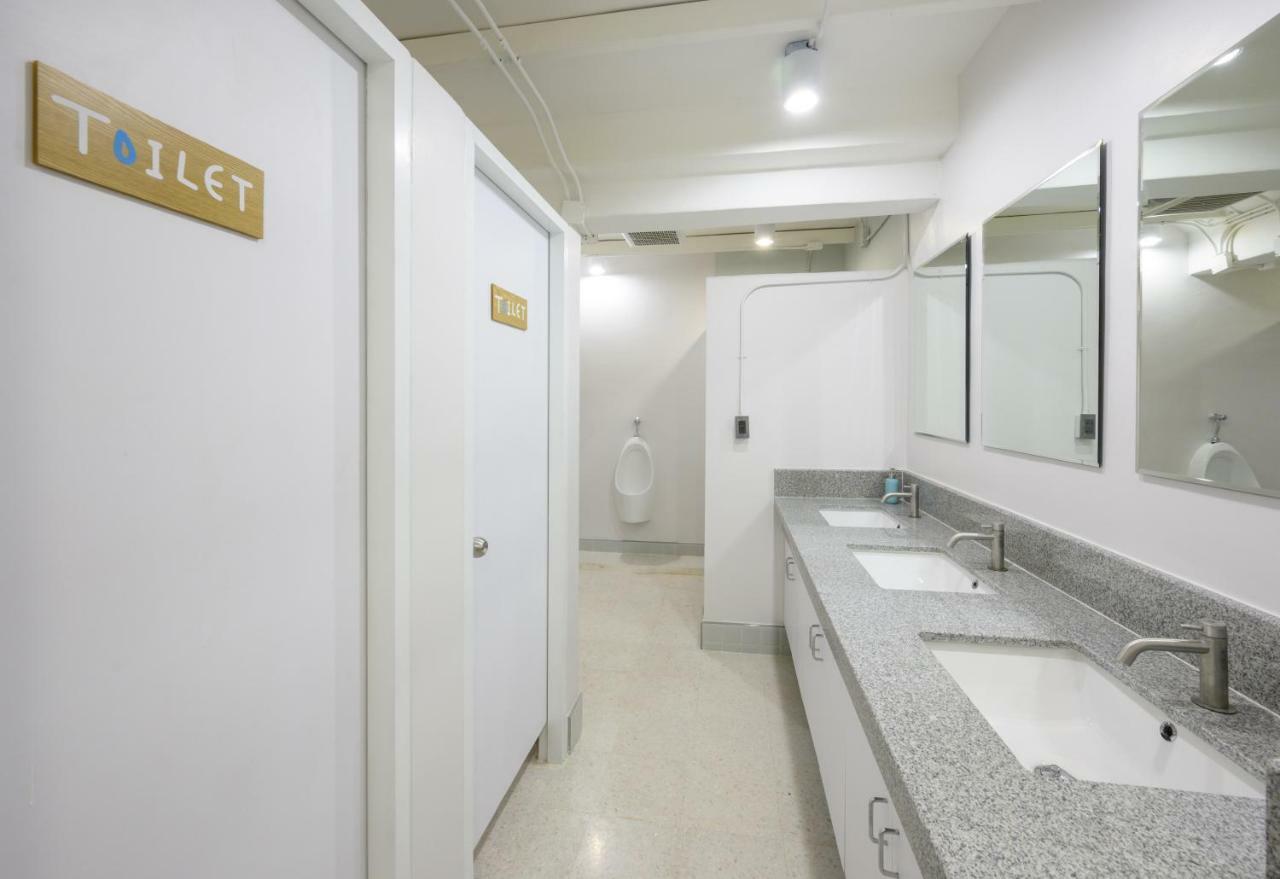 Rest Is More Hostel Банкок Екстериор снимка